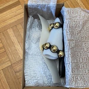 BRAND NEW Steve Madden Chrishelle sandals- black with gold- Size 8